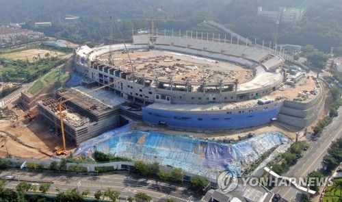 공사 중인 김해종합운동장