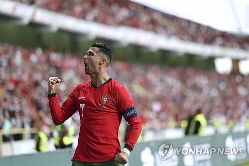 골을 넣고 포효하는 크리스티아누 호날두