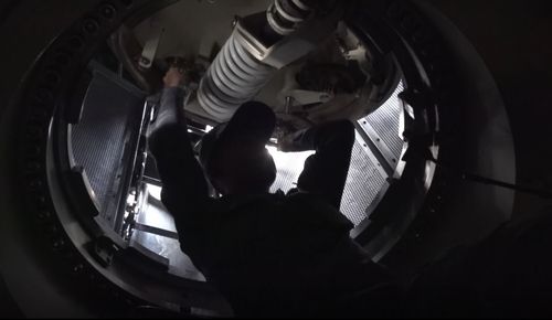 잠항 준비 위해 해치를 닫는 안무함 승조원