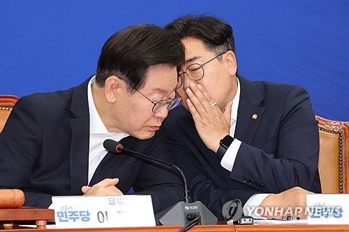 박찬대 원내대표와 귀엣말 하는 이재명 대표