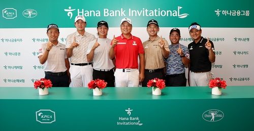 공식 기자회견에 참석한 이나모리, 양지호, 히라타, 함정우, 한승수, 히가, 박상현.