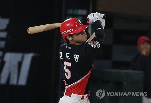 안타 치는 김도영