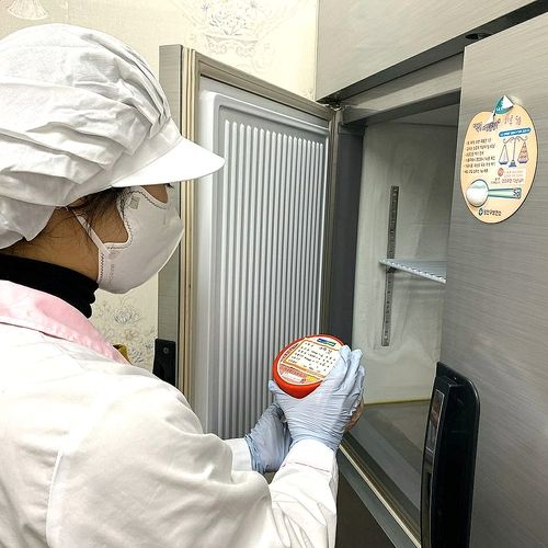 어린이집을 방문해 위생상태를 점검하는 모습