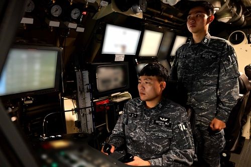 안무함을 조종하는 승조원