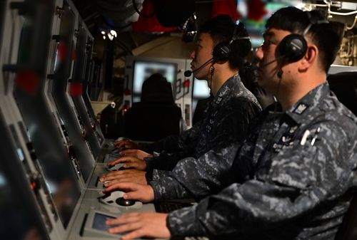 안무함 음탐기를 운용하는 승조원