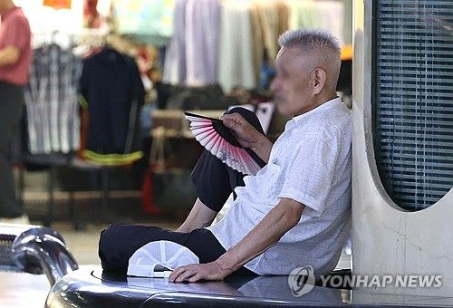 '더위 피하러 지하철역으로'