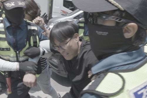 연행되는 세종호텔 해고노동자