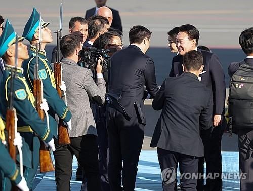 윤석열 대통령 부부, 카자흐스탄 아스타나 도착 