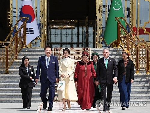 투르크 최고지도자 부부 환송받는 윤석열 대통령 부부