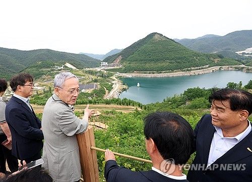 동해 무릉별유천지 찾은 유인촌 장관