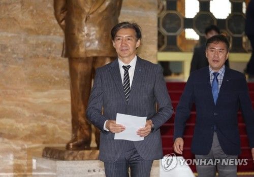 최고위원회의 참석하는 조국 대표