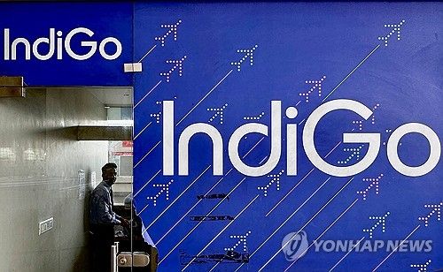 인도 뭄바이 국제공항 내 인디고 티켓 사무소 