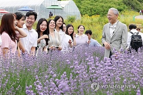 동해 라벤더정원 찾은 유인촌 장관