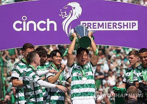 우승 트로피를 들고 기뻐하는 오현규