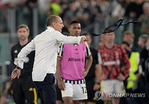 넥타이를 풀어 내던지는 마시밀리아노 알레그리 감독