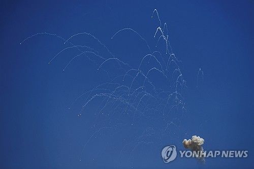 레바논에서 이스라엘 북부로 쏜 로켓이 요격되는 모습