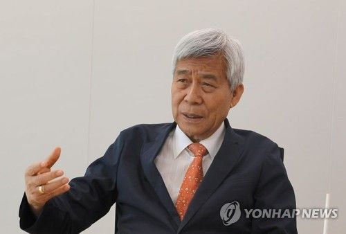 연합뉴스와 인터뷰 중인 강창희 대표 