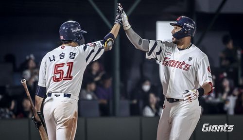 투런 홈런 날린 빅터 레이예스