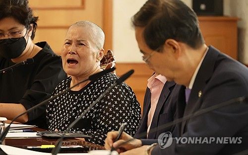 환우 가족 발언 경청하는 한덕수 총리