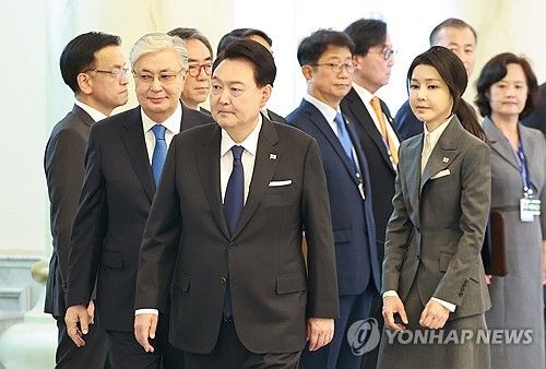 사열대로 향하는 윤석열 대통령