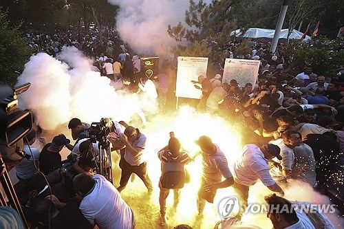 총리 하야를 요구하는 시위대를 상대로 섬광탄을 터뜨리는 아르메니아 경찰