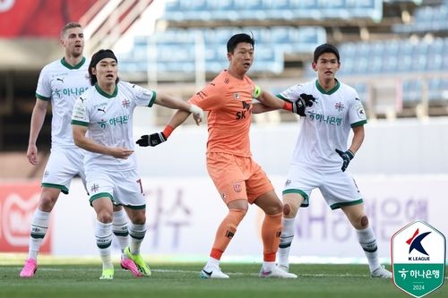 제주의 수비수 임채민(가운데)