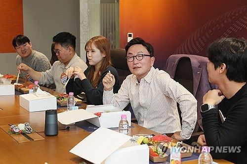 젊은이들과 대화하는 박현주 회장