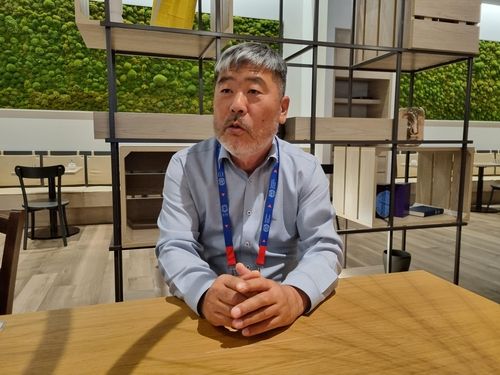 인터뷰하는 김동명 한국노총 위원장