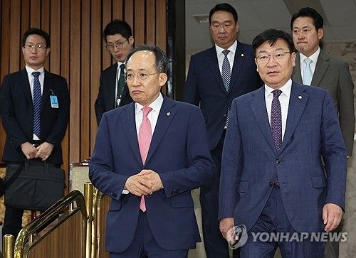 회의 들어서는 추경호 원내대표