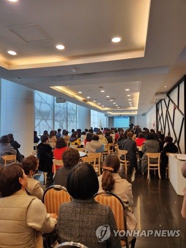 강창희 대표 강연을 듣는 사람들