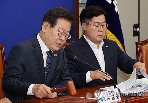 의사봉 두드리는 이재명 대표