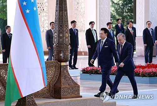 윤석열 대통령, 우즈베크 국빈방문 공식환영식