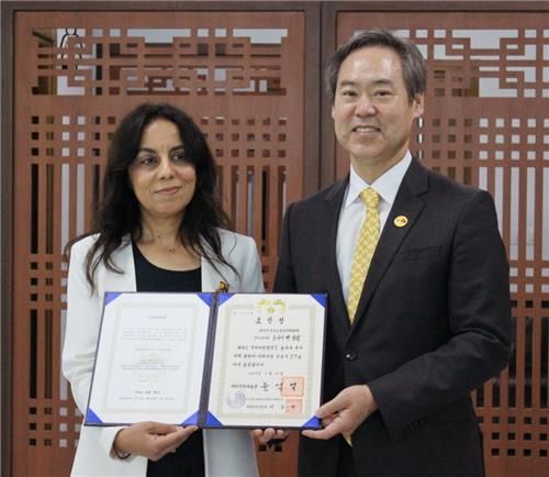 지난 6일(현지 시간) 대통령 표창을 받은 소니아 벤 살렘 국장