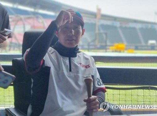 인터뷰하는 염경엽 감독