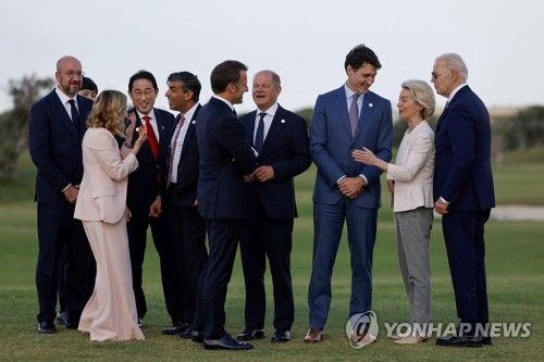 담소 나누는 G7 정상들