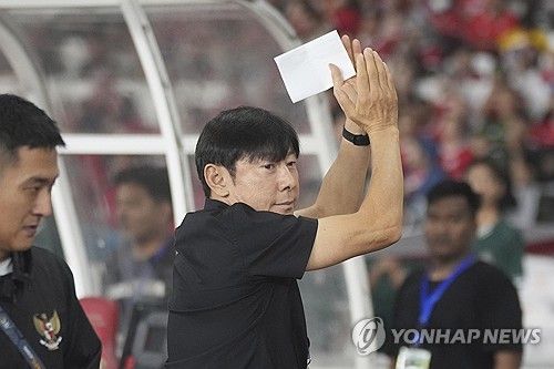 팬들에게 박수를 보내는 신태용 인도네시아 축구대표팀 감독