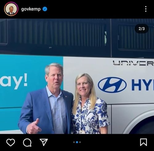 현대차 수소버스 앞에서 기념 촬영한 브라이언 켐프 미국 조지아 주지사 부부