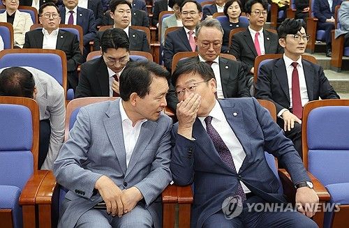 의원총회서 귀엣말하는 정점식-성일종