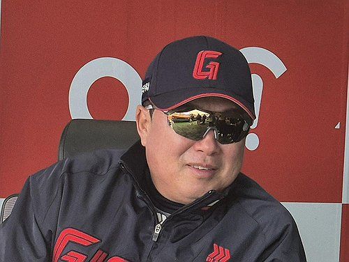 인터뷰하는 김태형 감독