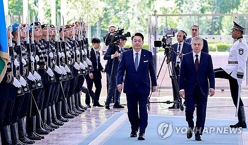 한-우즈베크 정상 의장대 사열