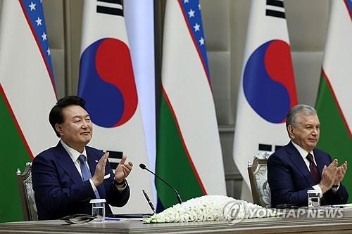 박수치는 한-우즈베크 정상