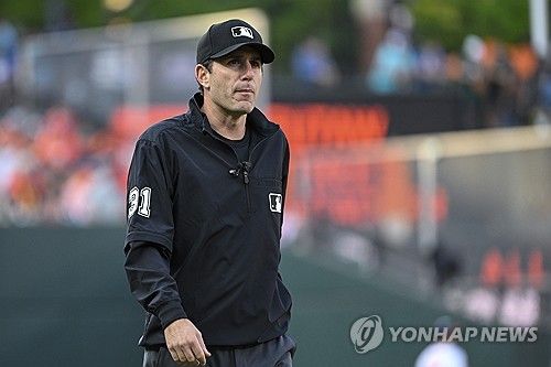 스포츠 도박 정책을 위반한 혐의로 조사받는 MLB 심판 팻 호버그