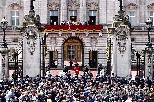 왕실 가족 보러 온 군중