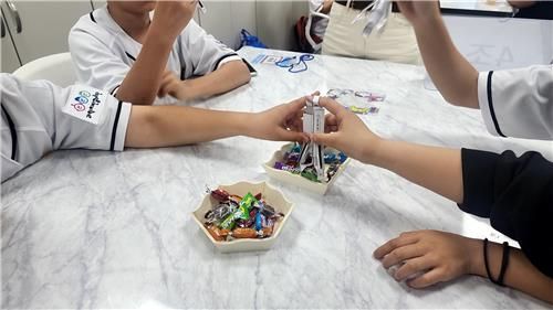 집게팔 시험해보이는 '과학치안꿈누리단' 학생들