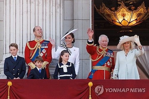 국왕 생일 행사에서 버킹엄궁 발코니 나선 왕실