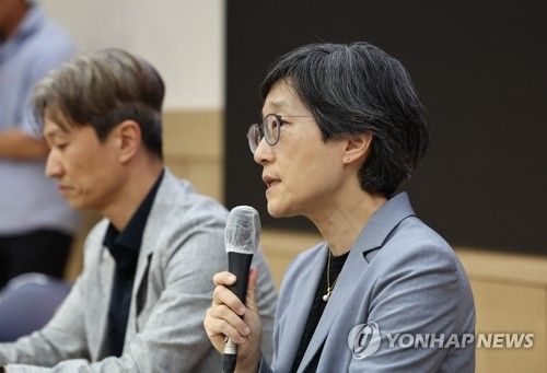 발언하는 강희경 서울의대 비대위원장