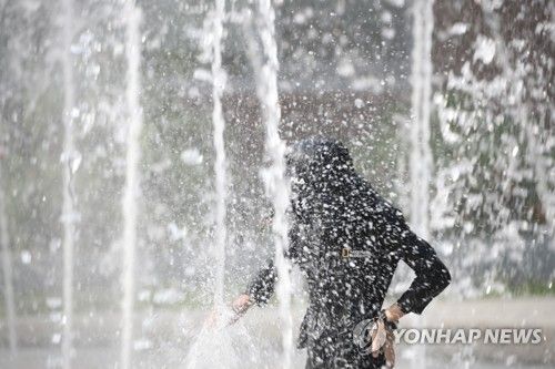 '무더위엔 물놀이'