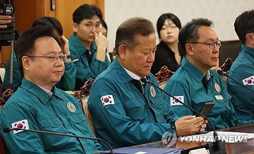 중대본 회의 참석한 이상민, 조규홍 장관