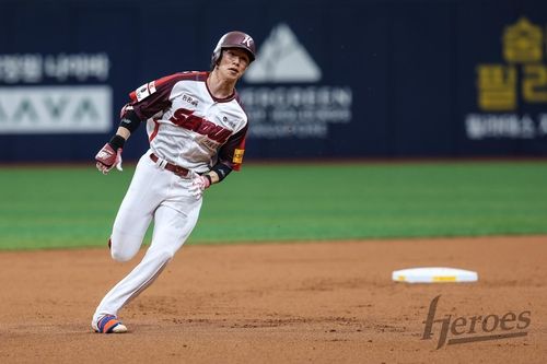 역대 96번째 그라운드 홈런 치고 역주하는 김혜성