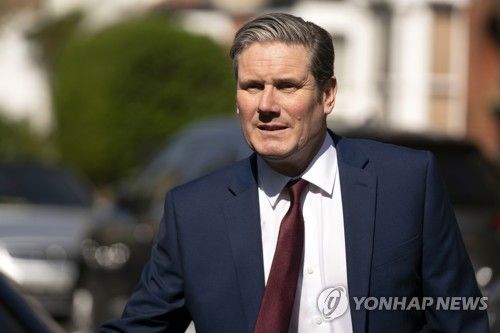 자택 나서는 스타머 영국 노동당 대표